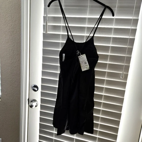 Halara everyday 2 piece backless activity dress & shorts perfection black Medium - Picture 6 of 9